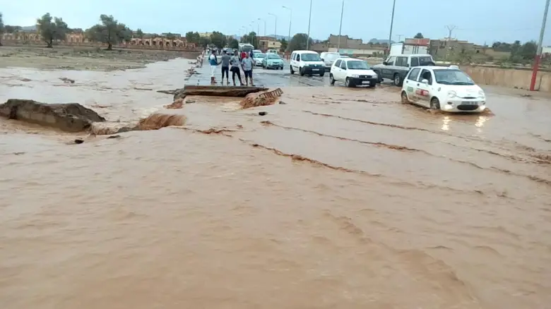 أمطار طوفانية وسيول جارفة تغلق الطرقات وتحاصر ولاية بشار