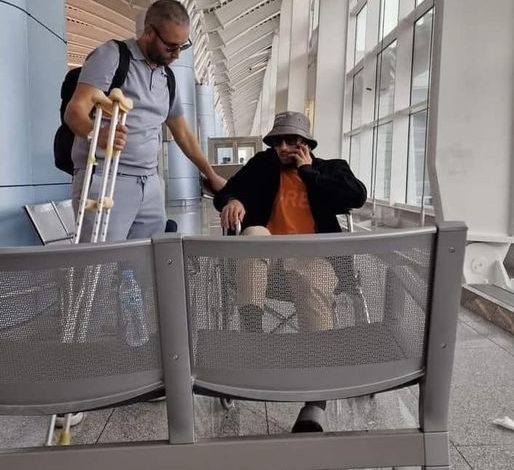 "بن ناصر" يغادر إلى إيطاليا على كرسي متحرك
