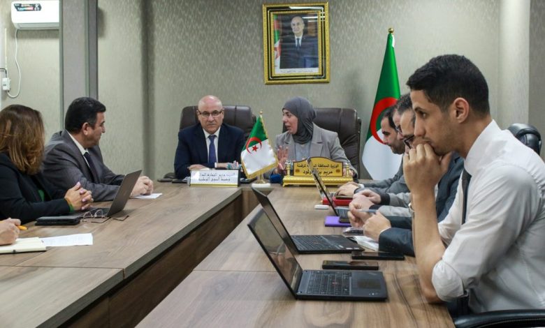 ترأس وزير التجارة الداخلية وضبط السوق الوطنية، السيد "الطيب زيتوني"، رفقة الوزيرة المحافظة السامية للرقمنة، السيدة "مريم بن مولود"، أول أمس اجتماعا خصص لعرض رقمنة القطاع.