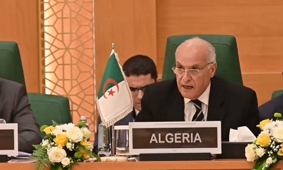 الدورة غير العادية لمجلس جامعة الدول العربية على مستوى القمة بالقاهرة
