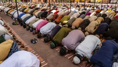 أثار انتشار مقاطع فيديو لصلاة التراويح على منصات التواصل الاجتماعي في الجزائر جدلاً واسعاً، حيث حذر أئمة ودعاة من تحول المساجد إلى “منصات بث مباشر” واستغلال العبادة لتحقيق الشهرة الرقمية.