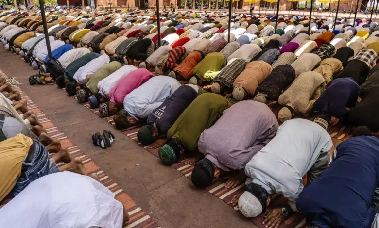 أثار انتشار مقاطع فيديو لصلاة التراويح على منصات التواصل الاجتماعي في الجزائر جدلاً واسعاً، حيث حذر أئمة ودعاة من تحول المساجد إلى “منصات بث مباشر” واستغلال العبادة لتحقيق الشهرة الرقمية.