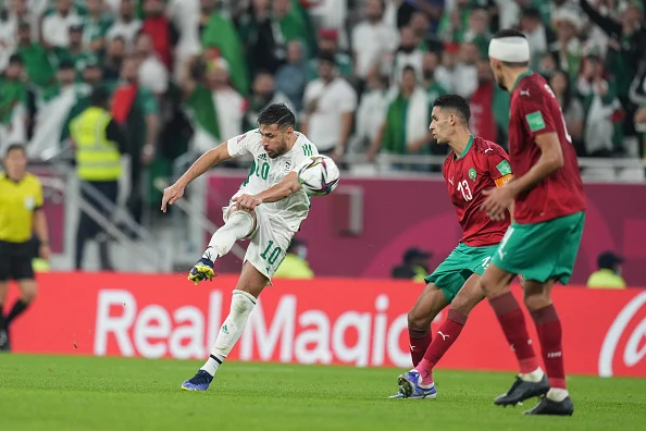 "فيفا" يتغنى بالمحارب الجزائري ويذكر بهدفه أمام المغرب