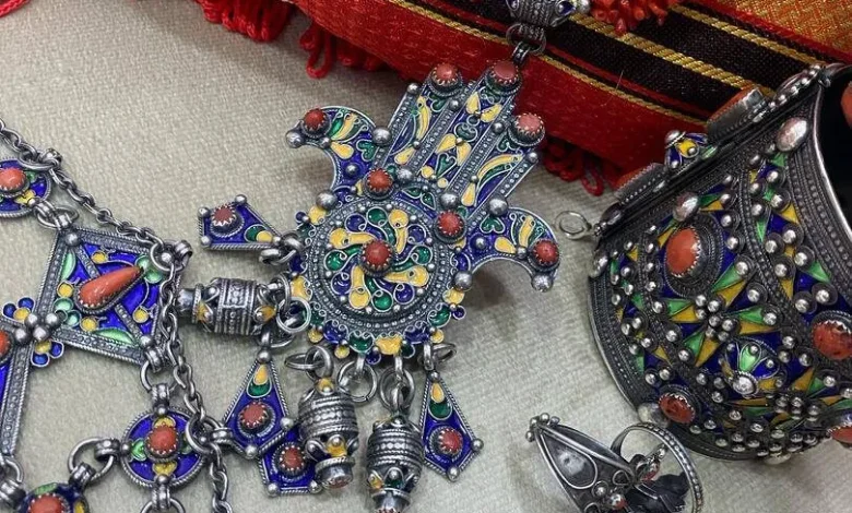 اللباس النسوي لمنطقة القبائل