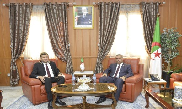 السيد "سعداوي" يتحادث مع وزير التكوين والتعليم المهنيين