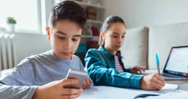 حماية الأطفال على مواقع التواصل
