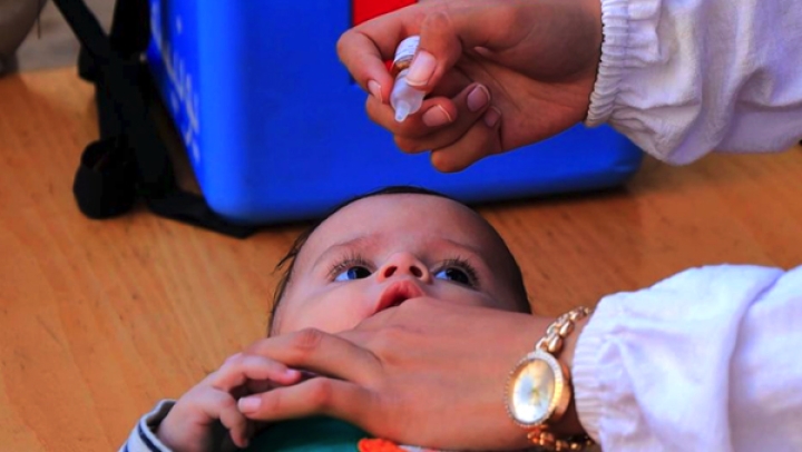 وهران تشرع في تطعيم أطفالها ضد الشلل