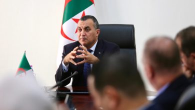 وزير البريد يعقد اجتماعا مع مسؤولي مؤسسة مختصة