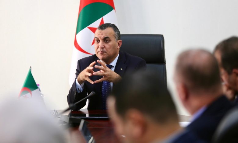 وزير البريد يعقد اجتماعا مع مسؤولي مؤسسة مختصة