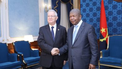 عزوز ناصري يسلم الرئيس الأنغولي رسالة خطية من رئيس الجمهورية