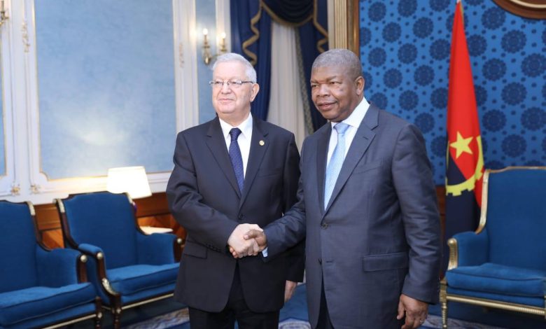 عزوز ناصري يسلم الرئيس الأنغولي رسالة خطية من رئيس الجمهورية