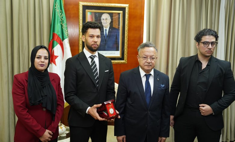 "كمال بداري" يكرم الدكتور "العيد دردابو"