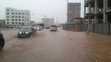 انسداد البالوعات وتعثر حركة السير بسبب الأمطار بوهران