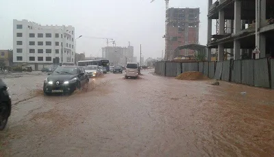 انسداد البالوعات وتعثر حركة السير بسبب الأمطار بوهران