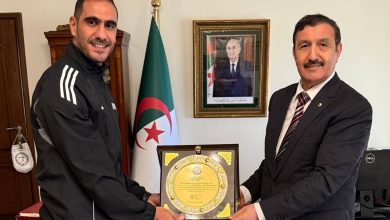 سفير الجزائر بقطر يكرم الحكم الدولي "لحلو بن براهم"