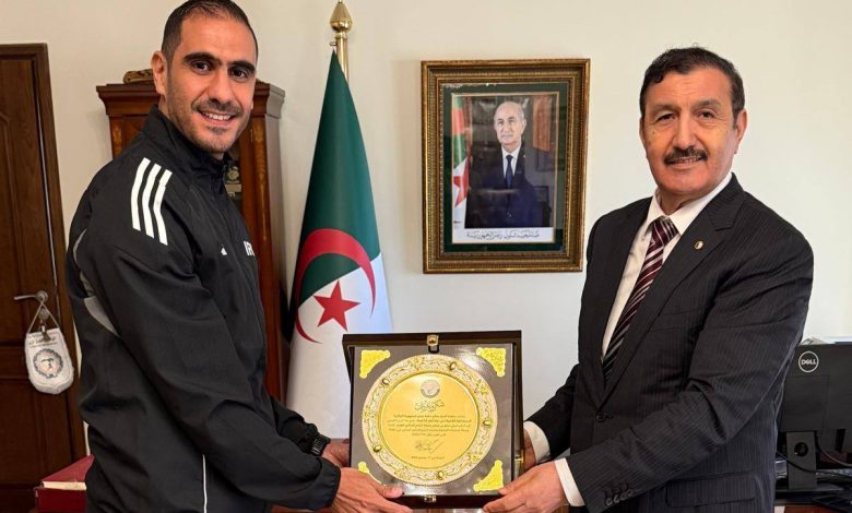سفير الجزائر بقطر يكرم الحكم الدولي "لحلو بن براهم"