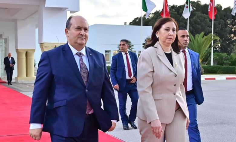 الوزير الأول "سيفي غريب" ينهي زيارته الرسمية لتونس