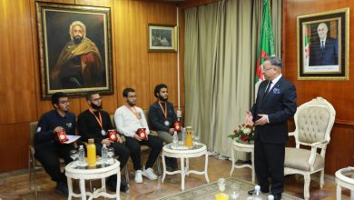 وزير التعليم العالي يكرم الطلبة الجزائريين