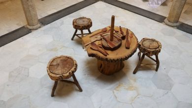 "الطاهر مسعودي" يعرض تحفا فنية على الخشب