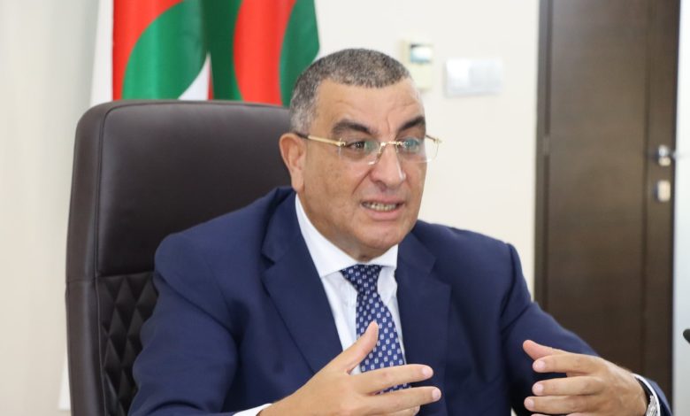 الوزير "جلاوي" يعقد جلسة عمل مع مسؤولي القطاع