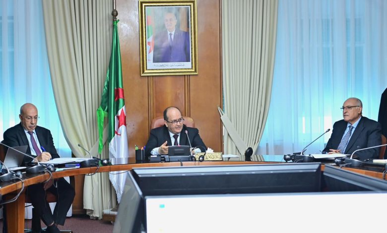 الوزير الأول يترأس اجتماعًا وزاريًا مشتركًا