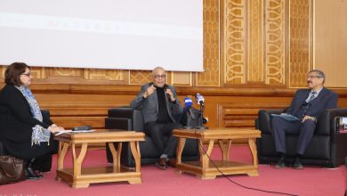 ياسمينة خضرا خلال لقاء أدبي بجامعة تلمسان