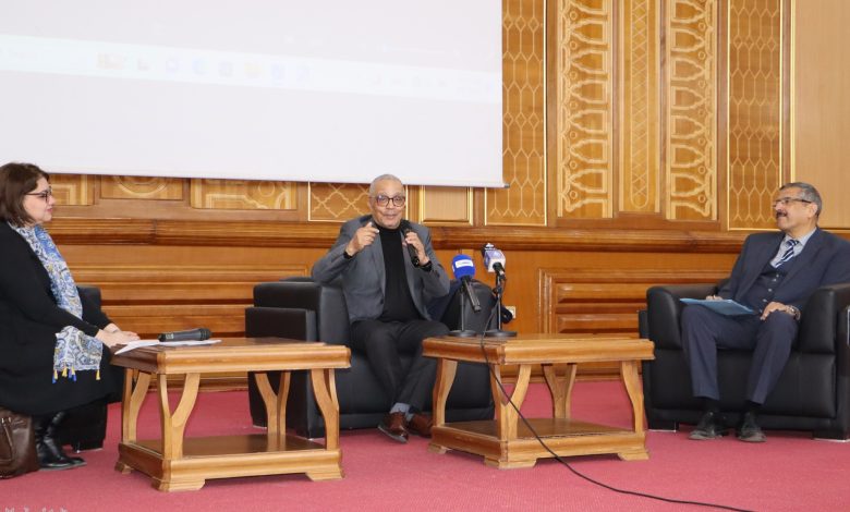 ياسمينة خضرا خلال لقاء أدبي بجامعة تلمسان