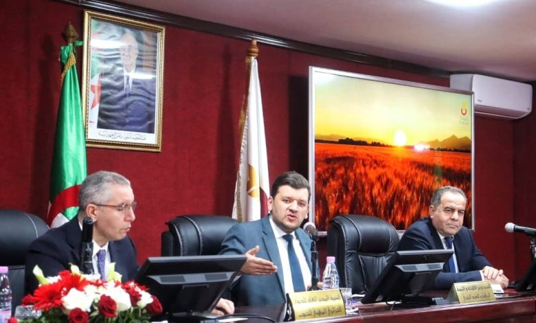 وزير الفلاحة ياسين وليد يشرف على لقاء تحضيري لحملة الحصاد والدرس 2025-2026