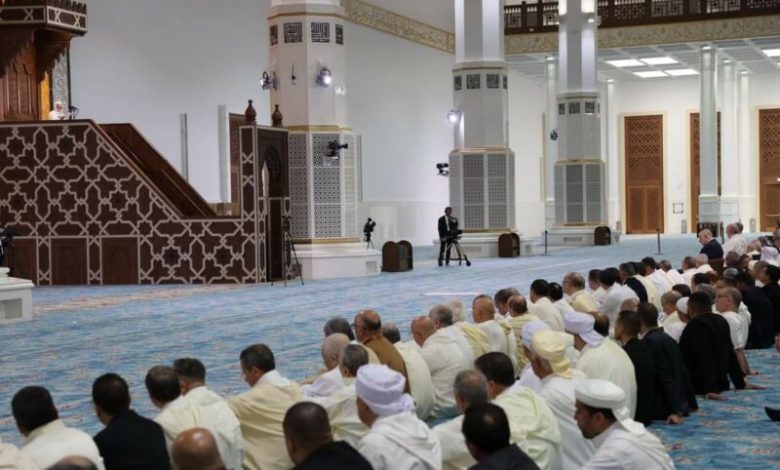 الجزائريون يؤدون صلاة عيد الفطر في المساجد وسط أجواء روحانية