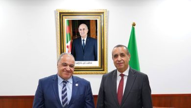 وزير الطاقة الجزائري مراد عجال خلال استقباله للأمين العام لمنظمة الدول الإفريقية المنتجة للنفط فريد غزالي