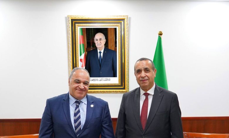 وزير الطاقة الجزائري مراد عجال خلال استقباله للأمين العام لمنظمة الدول الإفريقية المنتجة للنفط فريد غزالي