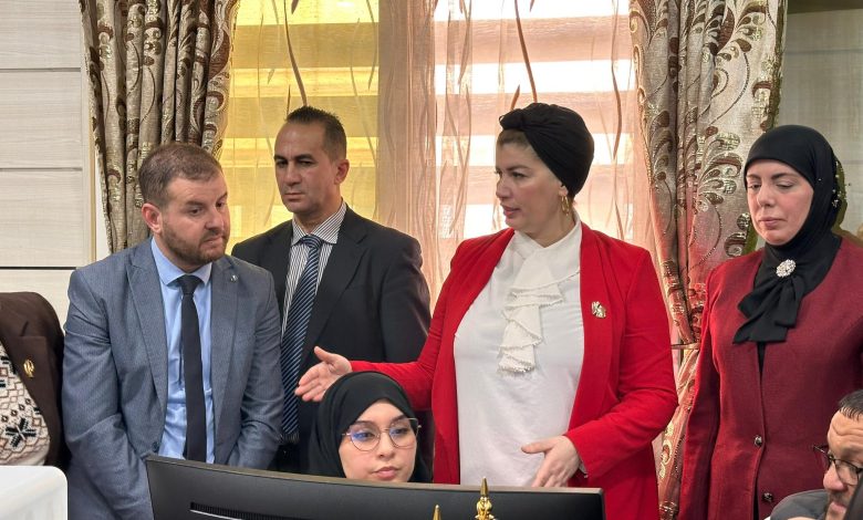 صورية-مولوجي-تعاين-العملية-التجريبية-لقطاعها.