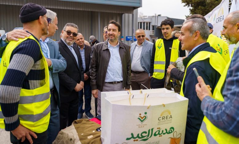 "كمال مولى" يشرف على توزيع 5 آلاف كسوة عيد