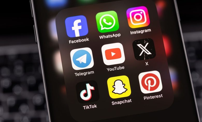 مواقع التواصل الاجتماعي تخلق أطفالا بائسين
