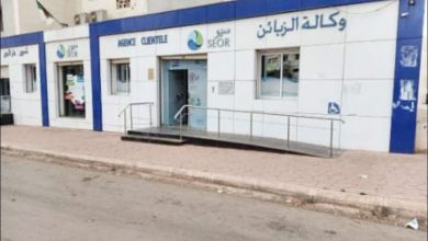 عامل شركة سيور يتفقد خط أنابيب المياه بوهران