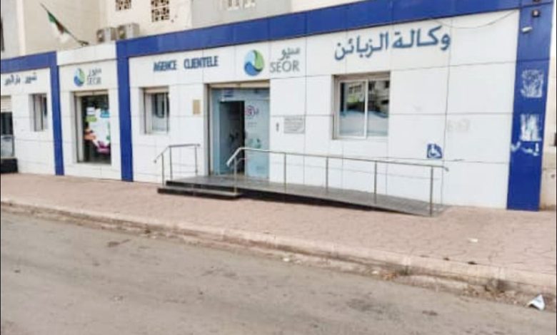 عامل شركة سيور يتفقد خط أنابيب المياه بوهران