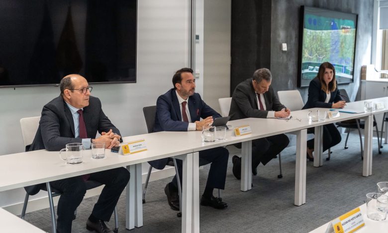 بين مجلس التجديد الاقتصادي والاتحاد الإسباني لمنظمات الأعمال