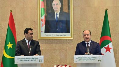 الوزير الأول الجزائري ونظيره الموريتاني خلال توقيع اتفاقيات الدورة الـ20 للجنة المشتركة