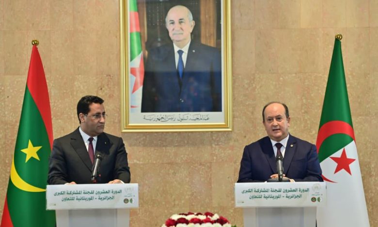 الوزير الأول الجزائري ونظيره الموريتاني خلال توقيع اتفاقيات الدورة الـ20 للجنة المشتركة
