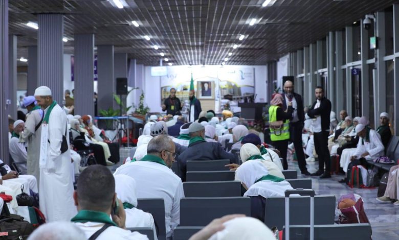 أول فوج من الحجاج الميامين يغادر مطار "أحمد بن بلة" بوهران