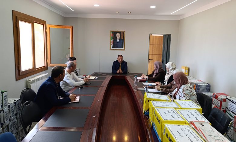 دراسة الملفات المتعلقة بالمنحة المدرسية