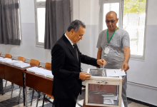تشريعيات 2026: والي وهران يؤدي واجبه الانتخابي بمتوسطة المحامي تيفيني