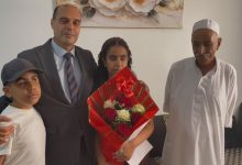مدير التربية بوهران يهنئ مروى بداوي صاحبة أعلى معدل من فئة ذوي الهمم في البكالوريا