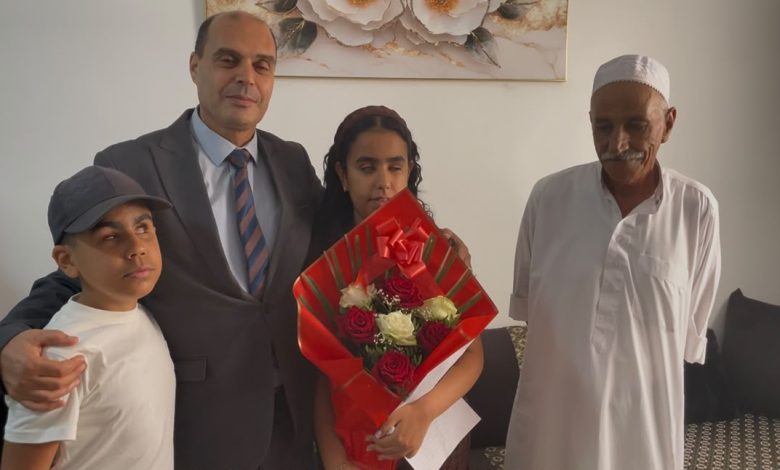 مدير التربية بوهران يهنئ مروى بداوي صاحبة أعلى معدل من فئة ذوي الهمم في البكالوريا