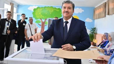 وزير الاتصال يدلي بصوته في الانتخابات التشريعية من مدرسة بوشاوي بالعاصمة