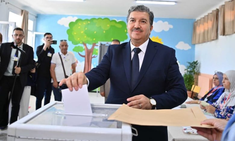وزير الاتصال يدلي بصوته في الانتخابات التشريعية من مدرسة بوشاوي بالعاصمة